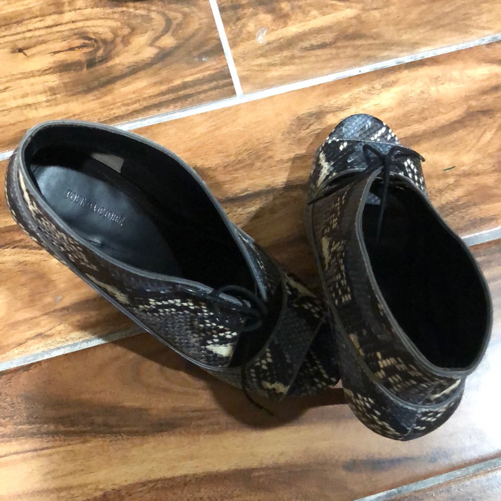 Never worn Pour la Victoire Women’s  open toe 9 1/2 shoes